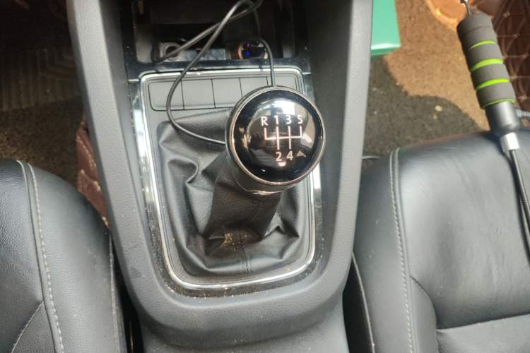 Used Volkswagen Sagitar 2015 1.6L Manual Comfort Model Gear Lever