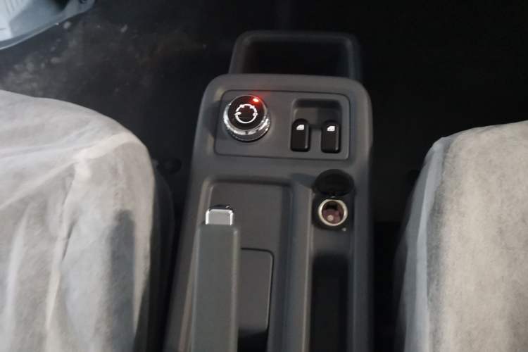 Used Wuling Yangguang 2025 Model 310KM Bus Edition—Customized by CATL