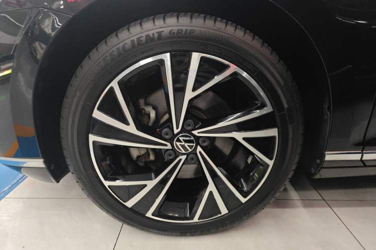 Used Volkswagen Magotan 2020 330TSI DSG Luxury Edition Left Front Wheel Hub