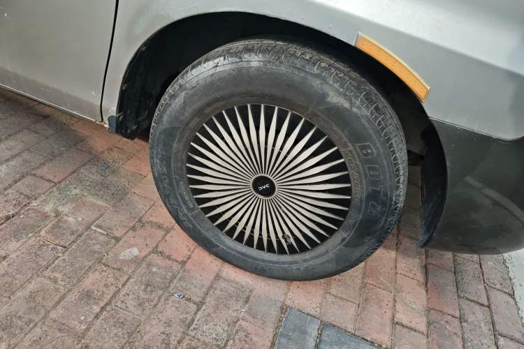 Used JAC Group Refine 2011 2.0L Shuttle Gasoline Comfort Edition HFC4GA3 Right Front Wheel Hub