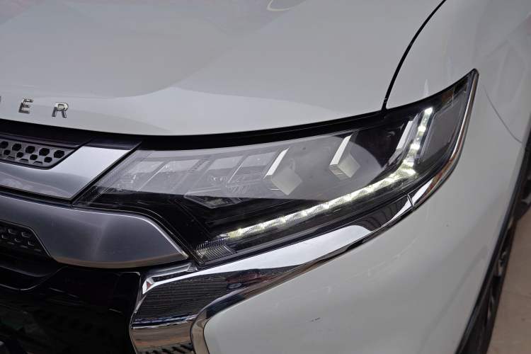 Used Mitsubishi Outlander 2019 2.4L Two-Wheel Drive ZhiXing Version 5 Seats China V Emission Standard Left Front Headlight