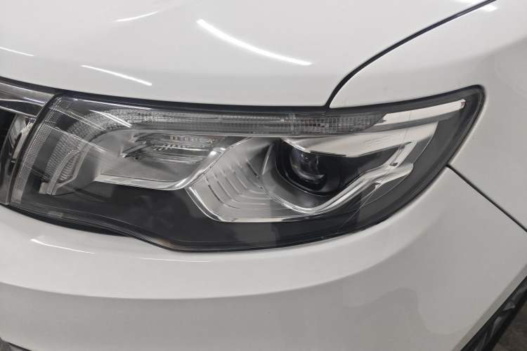 Used Geely Auto Emgrand X7 Sport 2018 1.8TD Automatic Two-Wheel Drive Smart Connect 4G Internet Edition Left Front Headlight