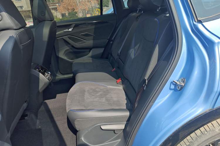 Used Volkswagen Tiguan L 2024 PRO 380TSI Four-Wheel Drive R-Line Prestige Edition Left Rear Seat