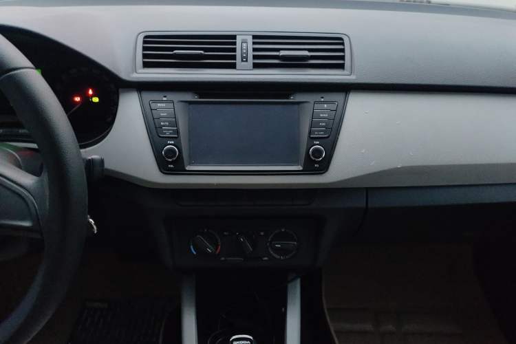 Used Skoda Fabia 2015 1.4L Automatic Front-Drive Model Audio And AC Panel