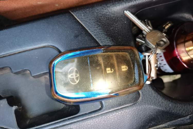 Used Toyota RAV4 2016 2.0L CVT Two-Wheel Drive Fashion Edition China V Standard Vehicle Key