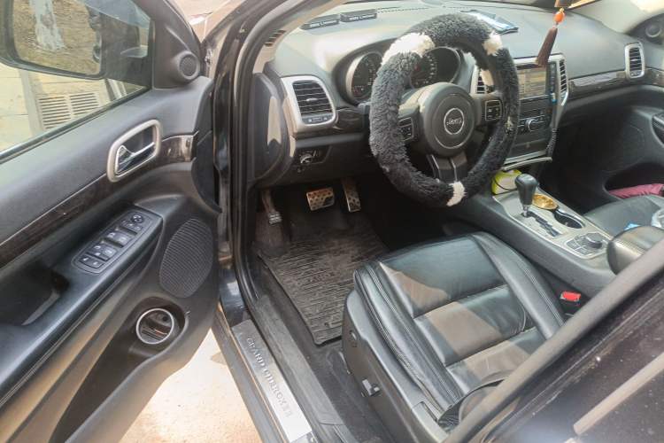 Used Jeep Grand Cherokee 2011 Revised Version 3.6L Comfort Edition
