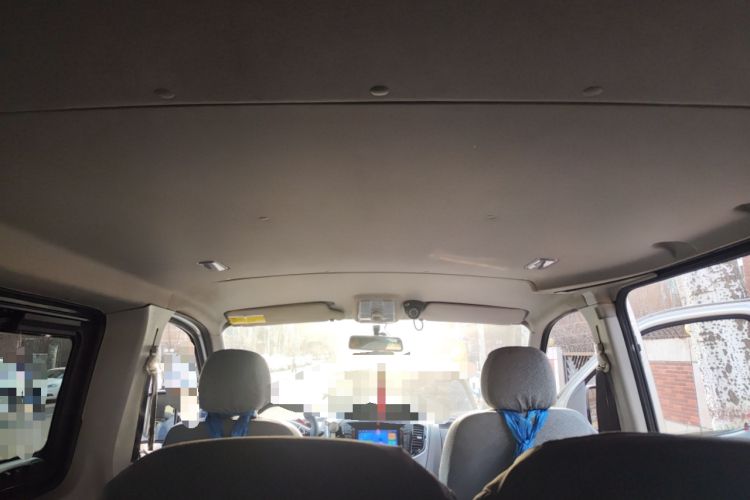 Used SAIC MAXUS Xintu V80 2019 2.5T Classic Model 6-Speed Manual Commercial Van with Short Wheelbase and Low Roof 9-Seater