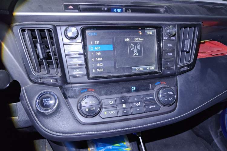 Used Toyota RAV4 2016 2.0L CVT Two-Wheel Drive Fashion Edition China V Standard Odometer Close Up