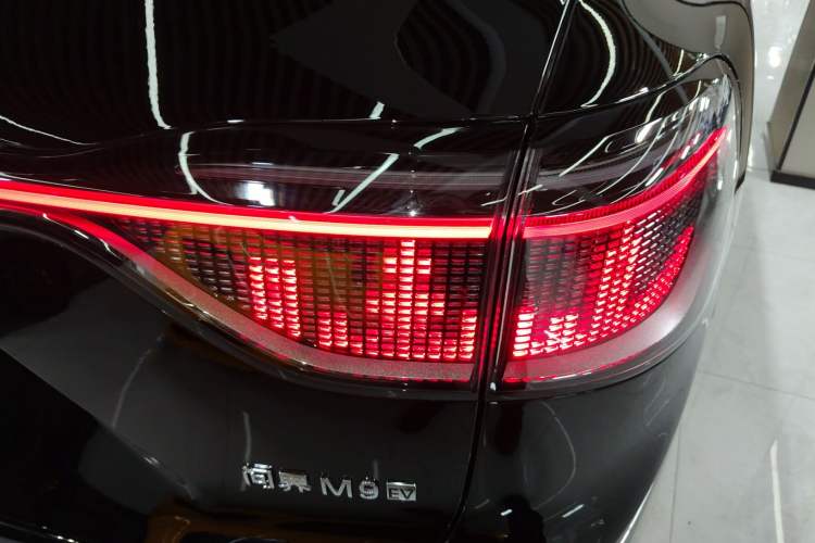 Used Hima AITO M9 2025 Pure Electric Ultra Version 100 kWh 6-Seater Model Right Rear Taillight