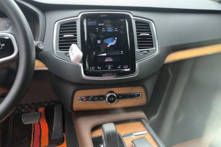 Used Volvo XC90 2022 B5 Smart Drive Luxury Edition 5 Seats
