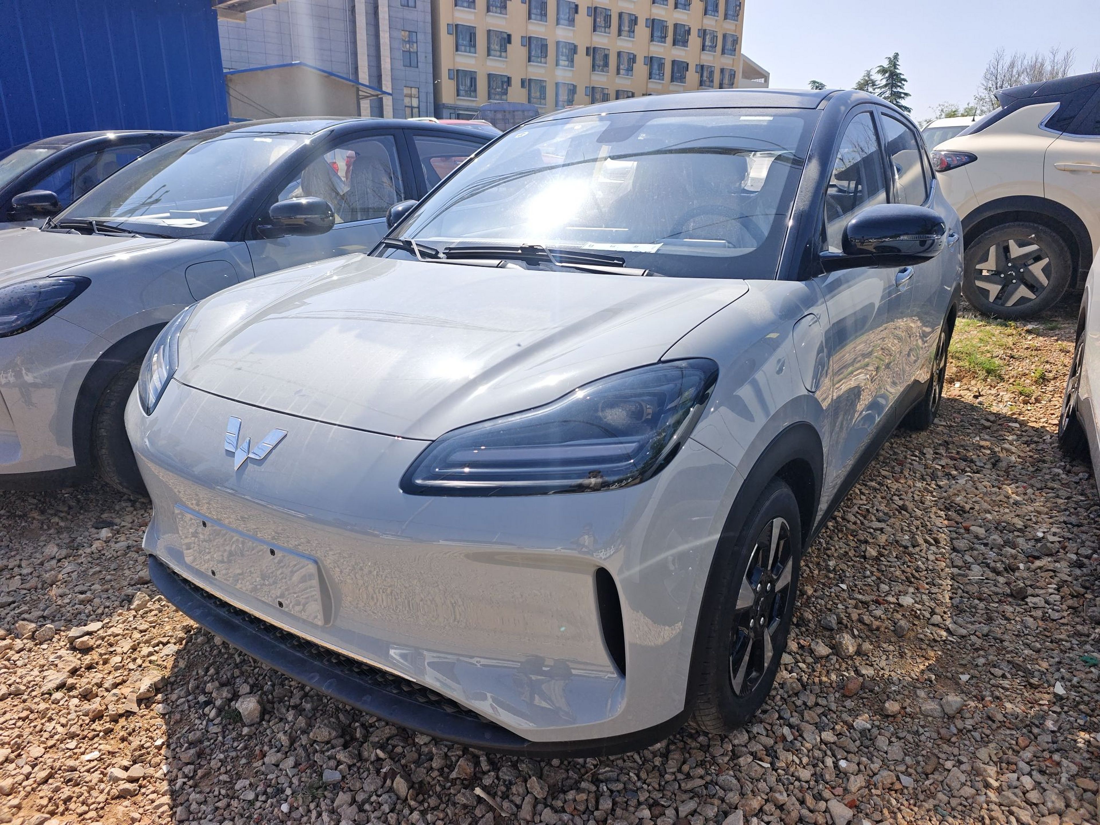 Под передней частью автомобиля