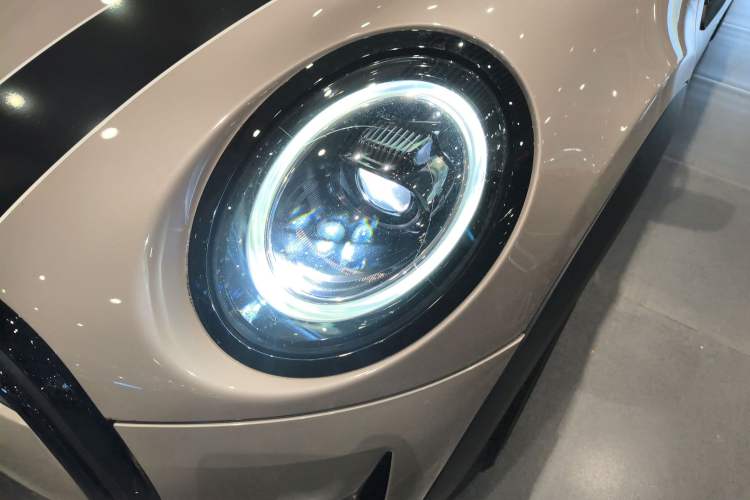 Used MINI 2022 Updated 1.5T COOPER Artist Five-Door Edition Left Front Headlight