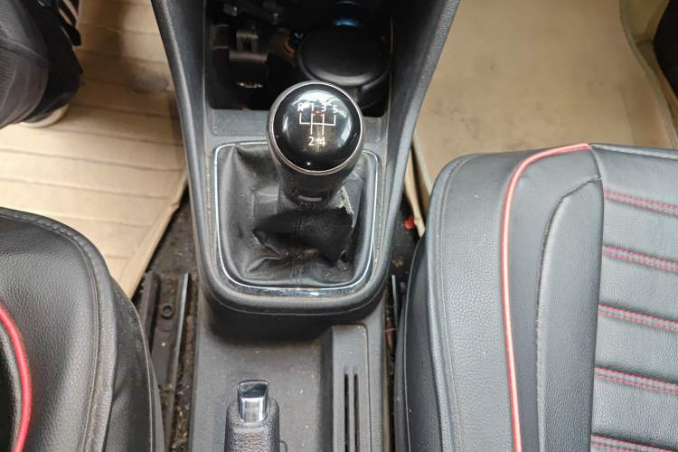 Used Volkswagen Jetta 2013 1.6L Manual Comfort Model Gear Lever