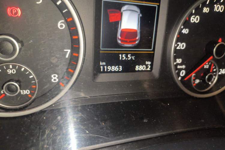 Used Volkswagen Tiguan 2015 1.8TSI Automatic Two-Wheel Drive Luxury Model Odometer Close Up