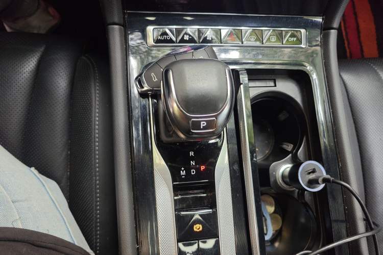 Used Hongqi H5 2023 2.0T Automatic Smart Connect Flagship Edition Gear Lever