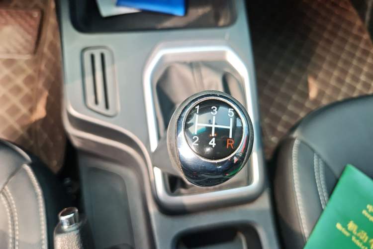 Used JMC Baodian 2022 2.5T Diesel Two-Wheel-Drive Comfort Edition Standard Wheelbase JX4D25A6L
