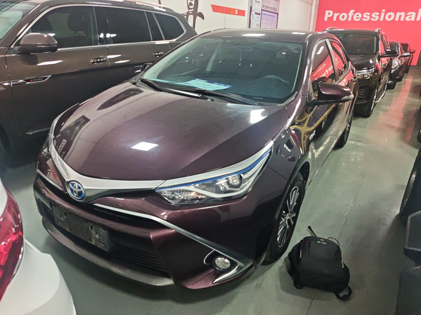 تحت مقدمة السيارة