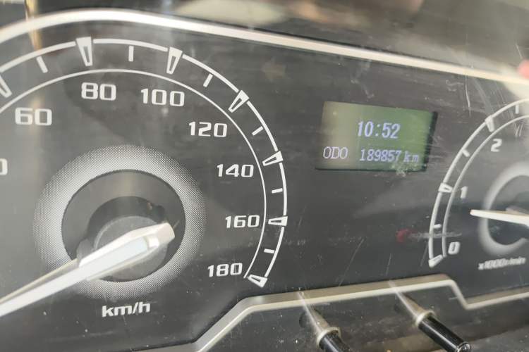 Used SAIC MAXUS Xintu V80 2018 2.5T 6-Speed Manual Aowentong Long-Wheelbase Mid-Roof 7/10-Seater