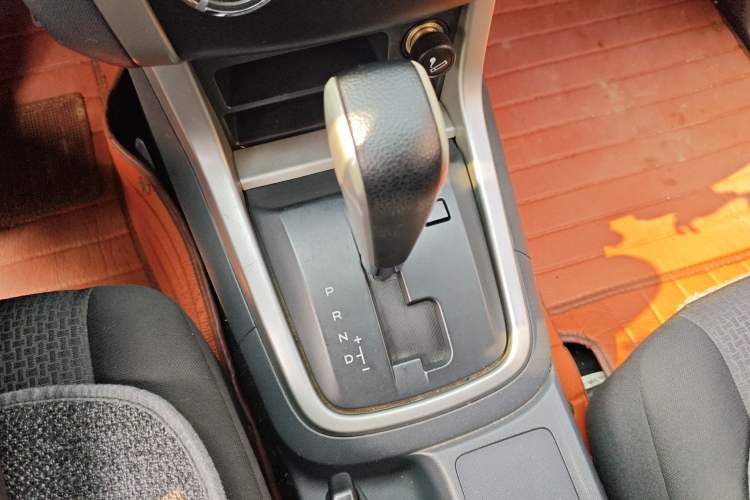 Used Isuzu D-MAX 2015 2.5T Two-Wheel Drive Automatic High-Performance Elite Version 4JK1
