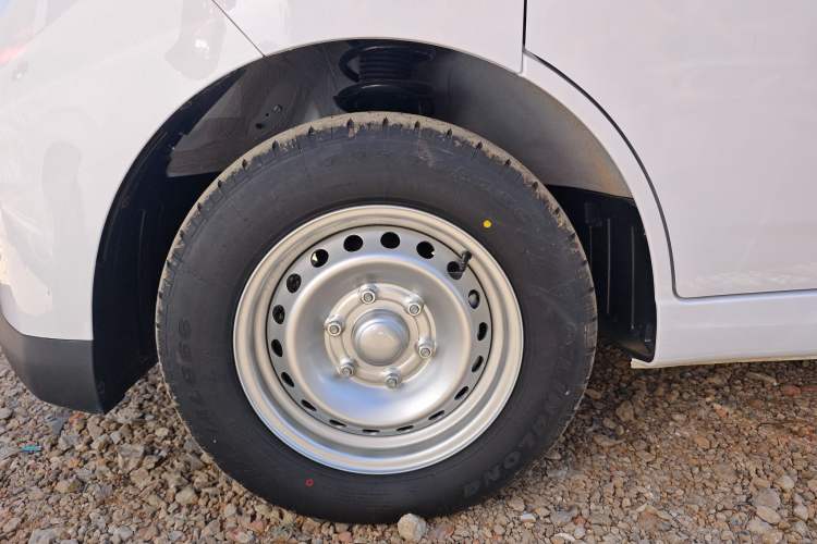 Used Wuling Yangguang 2024 300KM Comfort Version Passenger Van 75kW Left Front Wheel Hub