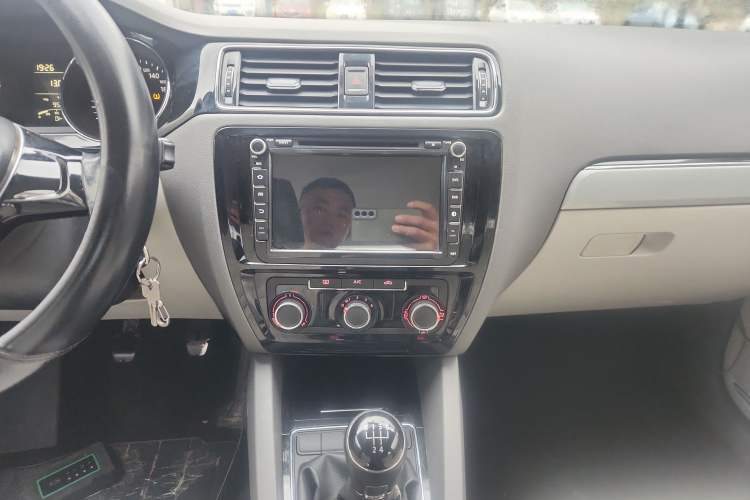 Used Volkswagen Sagitar 2015 1.6L Manual Comfort Model Audio And AC Panel