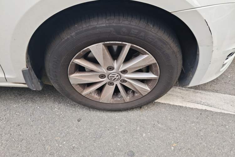 Used Volkswagen Golf 2016 1.6L Automatic Fashion Model Right Front Wheel Hub