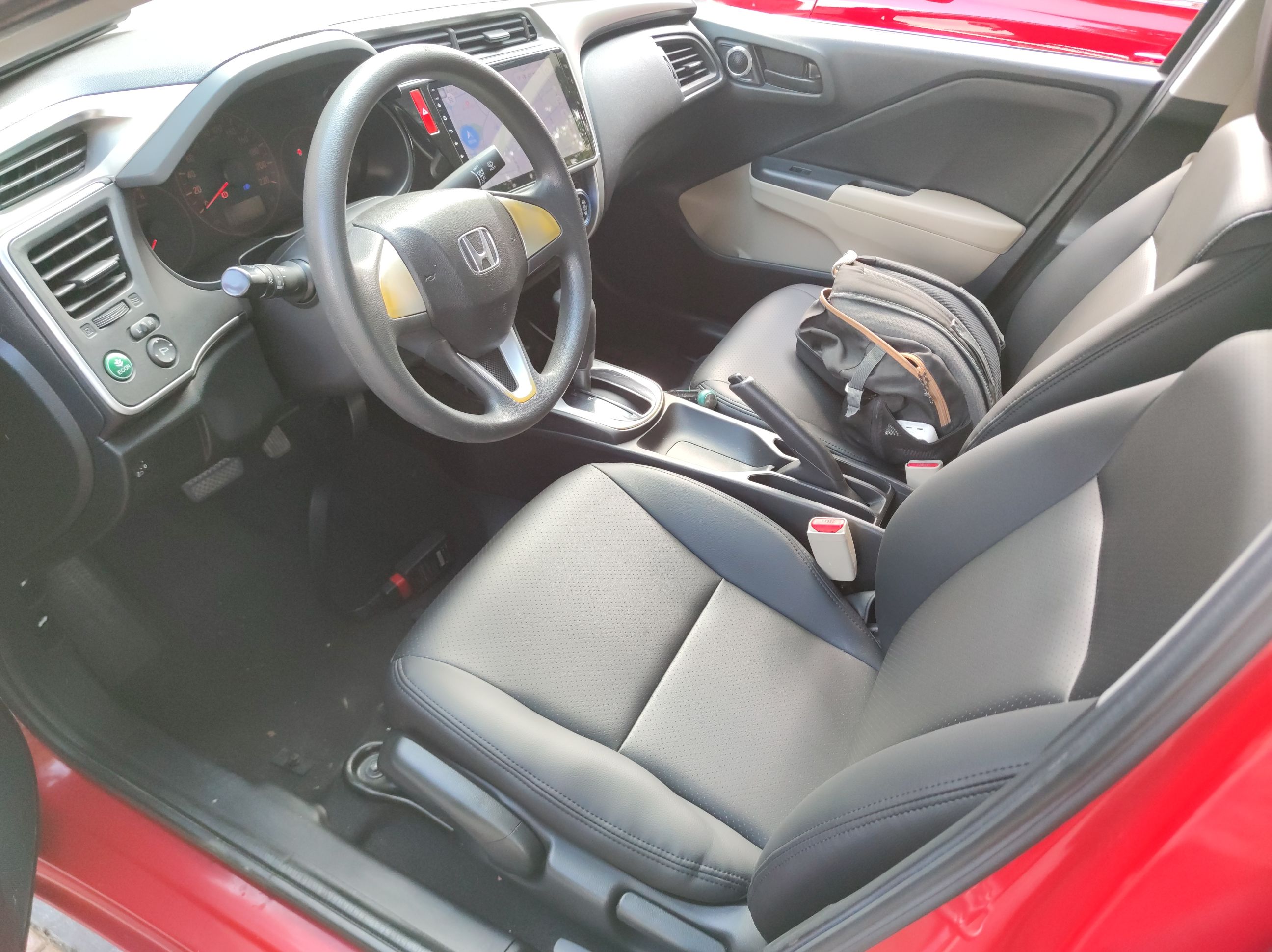 المقاعد الأمامية داخل السيارة