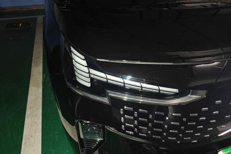 Used Volvo EM90 2025 Ultra Six-Seater Right Front Headlight