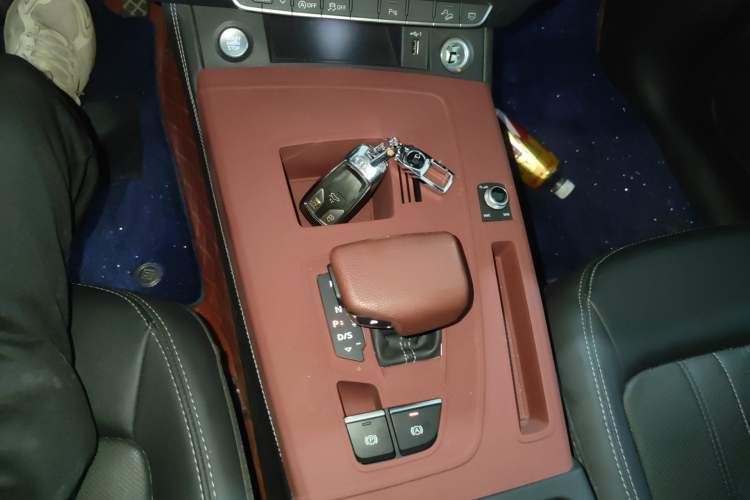 Used Audi Q5L 2022 40T Fashionable and Elegant Model Gear Lever