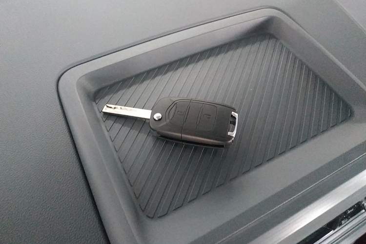 Used Wuling Yangguang 2025 Model 310KM Bus Edition—Customized by CATL