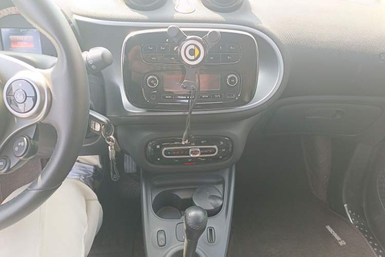 Used smart fortwo 2019 0.9T 66kW Hardtop Wind Power Edition China VI Audio And AC Panel