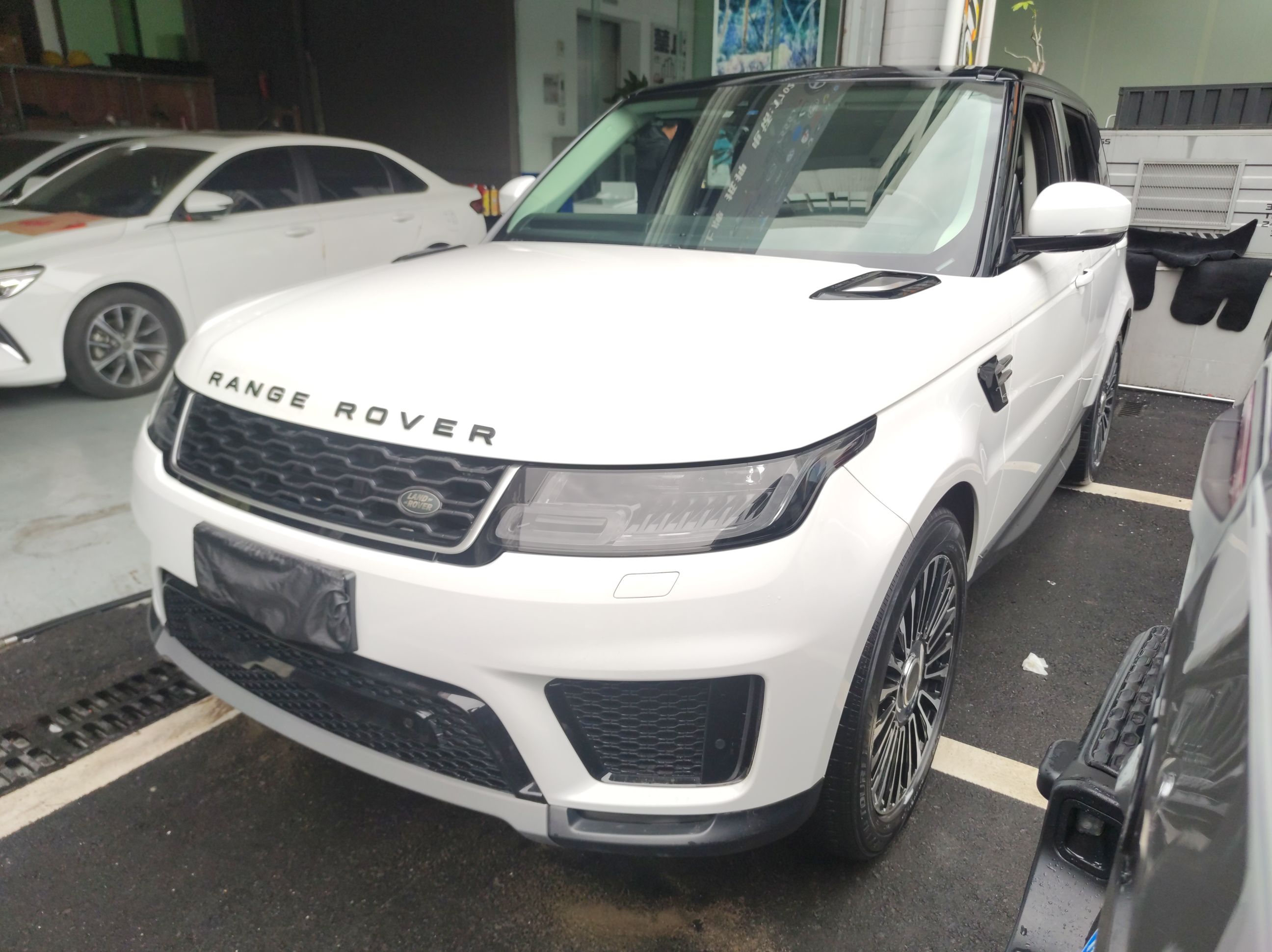 Под передней частью автомобиля