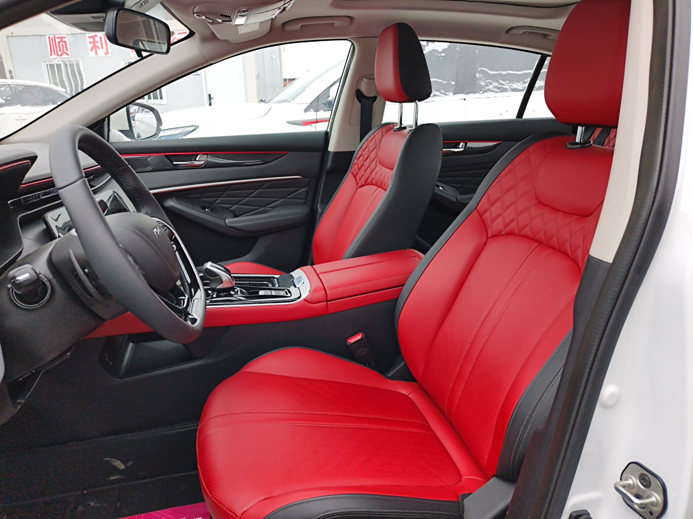 المقاعد الأمامية داخل السيارة