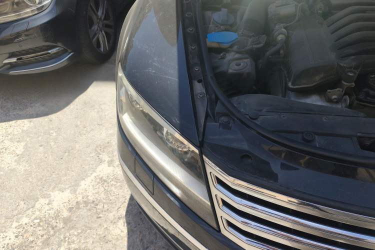 Used Volkswagen Phaeton 2011 3.6L V6 4-Seater Extended-Length Individual Edition Right Front Headlight