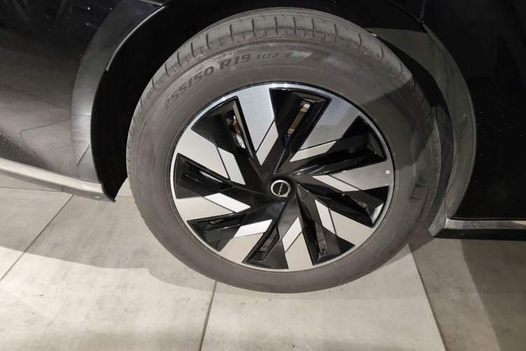 Used Volvo EM90 2025 Ultra Six-Seater