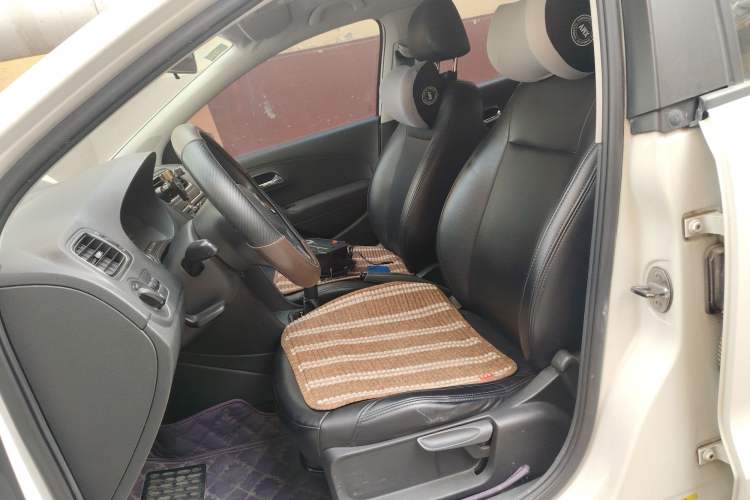 Used Volkswagen Polo 2011 1.6L Manual ZhiShang Edition
