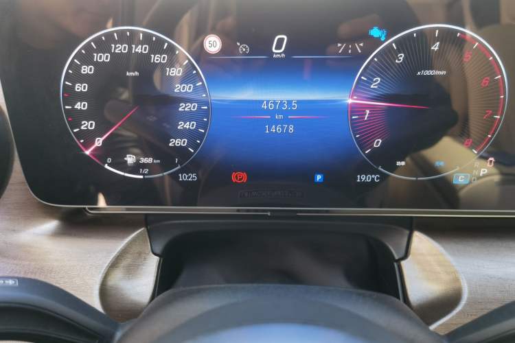 Used Mercedes-Benz V-Class 2024 V 300 Pilot Edition Odometer Close Up