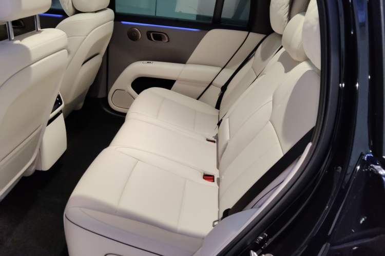 Used Li Auto i6 2025 Model Four-Wheel-Drive Standard Type
