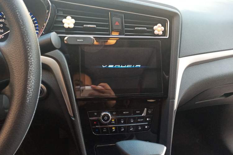 Used Venucia D60 2018 1.6L CVT Smart Connect Elite Edition Audio And AC Panel