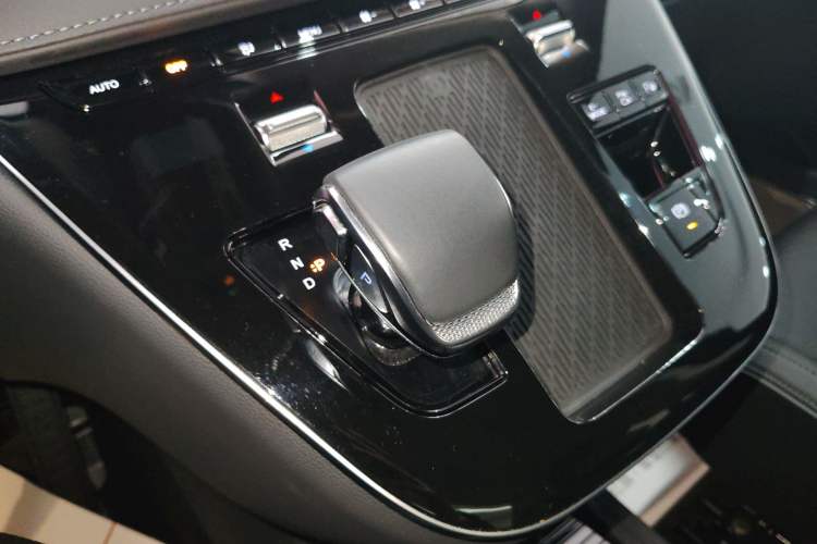 Used Hongqi HQ9 PHEV 2024 2.0T Four-Wheel Drive Luxury Edition Gear Lever