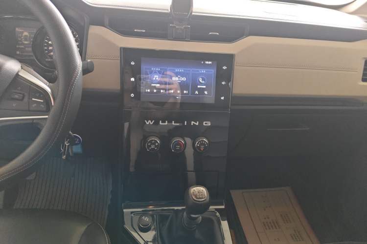 Used Wuling Hongguang PLUS 2019 1.5T Manual Luxury 7-Seater Audio And AC Panel