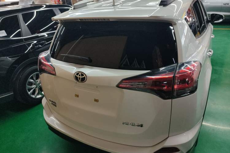 Used Toyota RAV4 2019 2.0L CVT Two-Wheel Drive Comfort Edition China VI Standard