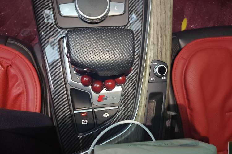 Used Audi A4L 2019 40 TFSI Fashion Edition China VI Emission Standard Gear Lever