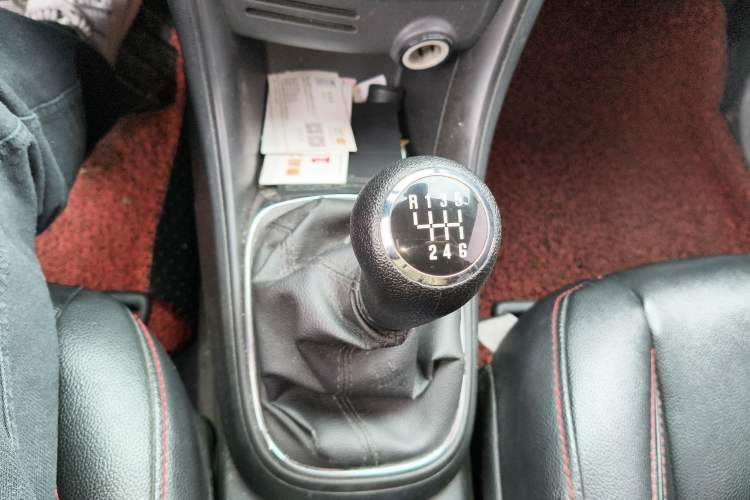 Used Chevrolet Trax 2016 1.4T Manual Two-Wheel Drive Comfort Version with Sunroof Gear Lever