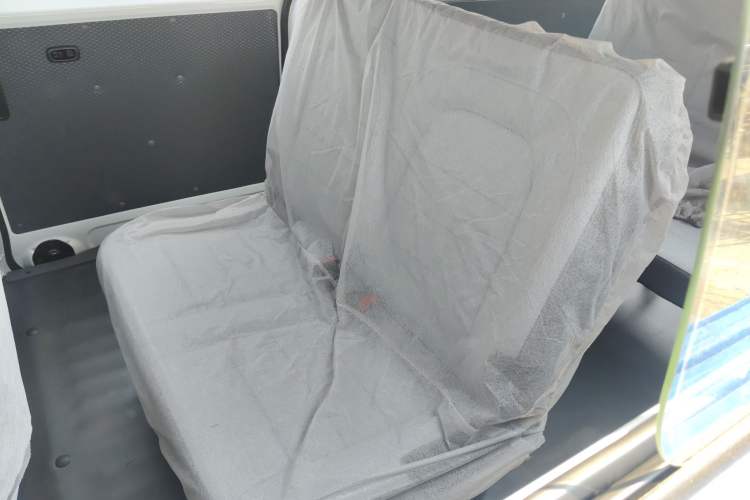 Used Wuling Yangguang 2024 300KM Comfort Version Passenger Van 75kW