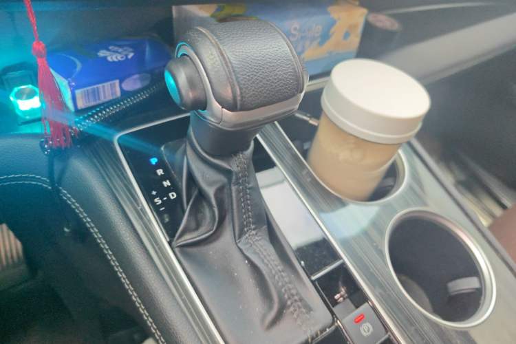 Used Toyota SIENNA 2023 2.5L Hybrid Deluxe Edition Gear Lever