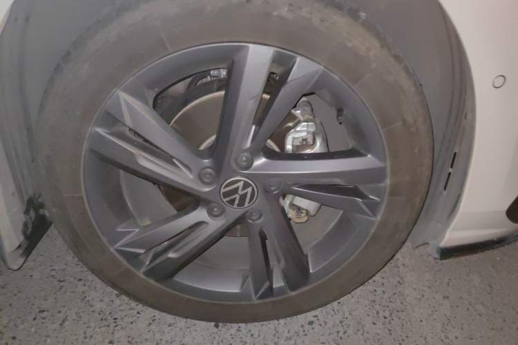 Used Volkswagen Golf 2023 Facelift 280TSI DSG R-Line Lite Right Front Wheel Hub