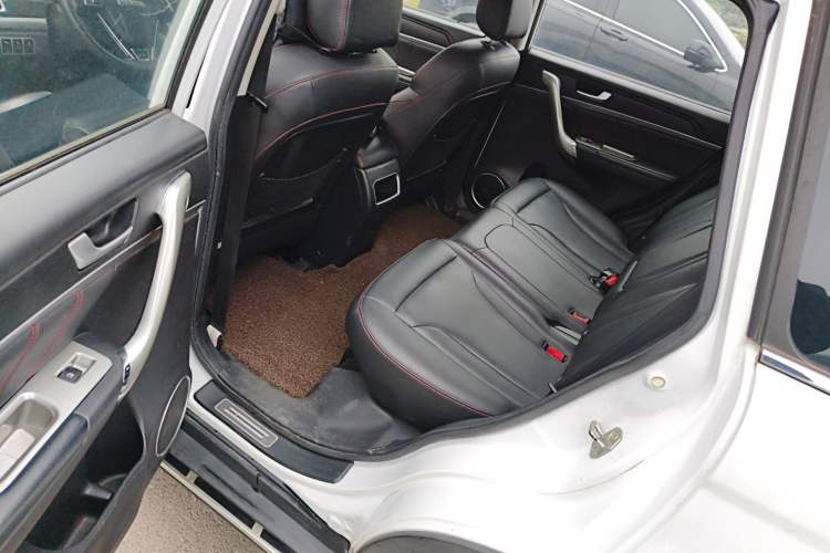 Used Haval H6 2015 Sport Edition 1.5T Automatic Two-Wheel Drive Luxury Model Left Rear Seat