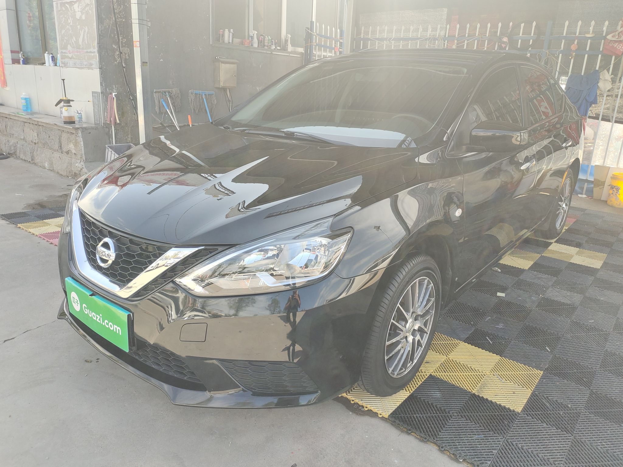 تحت مقدمة السيارة