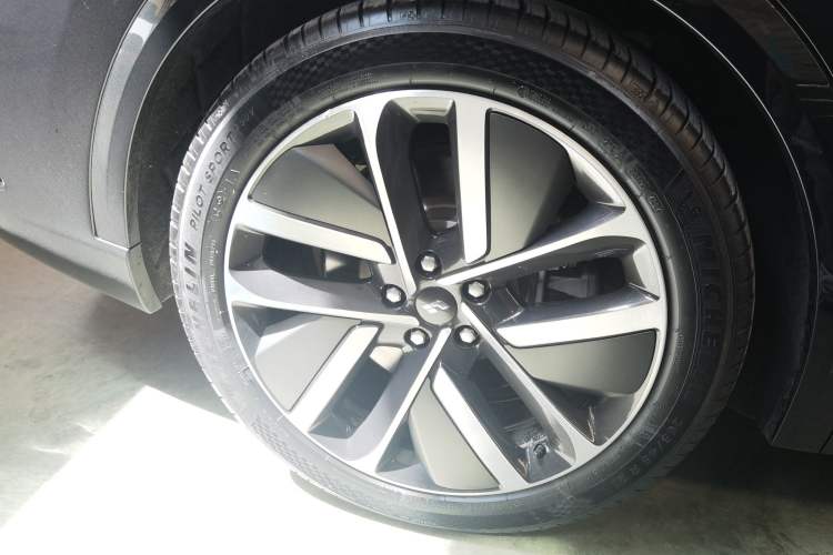 Used Li Auto L9 2022 Max model Right Rear Wheel Hub